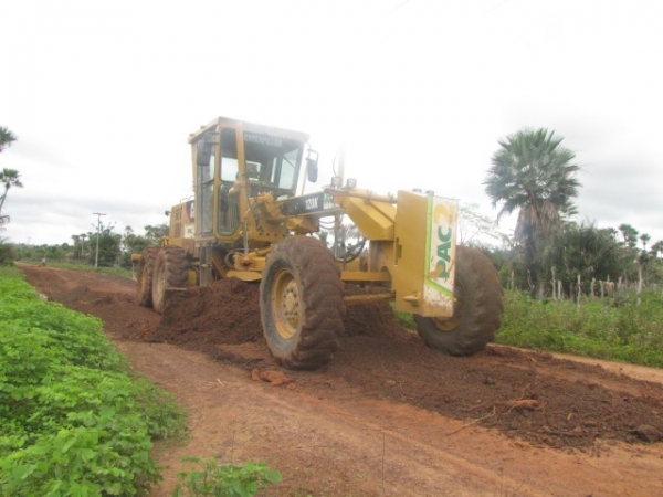Pá carregadeira ajuda na abertura e recuperação de estrada no município de Miguel Alves - Imagem 7