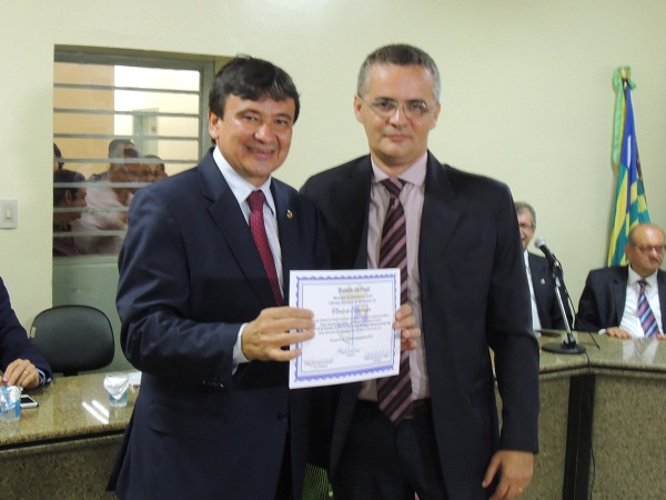                Monsenhor Gil concede titulo de cidadania a senador da república