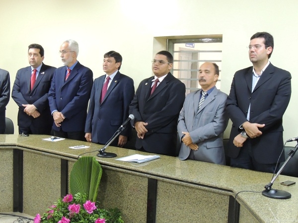               Monsenhor Gil concede titulo de cidadania a senador da república - Imagem 1
