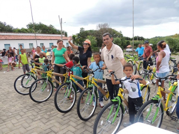Entrega das bicicletas do programa pedala Piauí aos alunos da rede municipal de Curralinhos -PI - Imagem 4