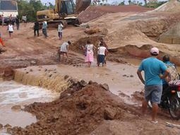 Secretários visitam Domingos Mourão e estrada inacabada os deixa ilhados. - Imagem 2