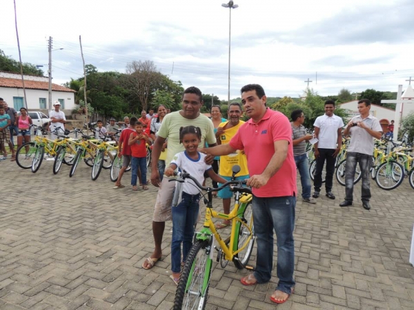 Entrega das bicicletas do programa pedala Piauí aos alunos da rede municipal de Curralinhos -PI - Imagem 23