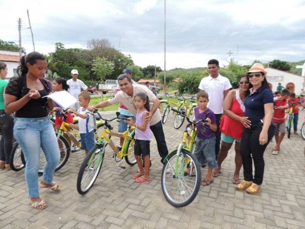 Entrega das bicicletas do programa pedala Piauí aos alunos da rede municipal de Curralinhos -PI - Imagem 15