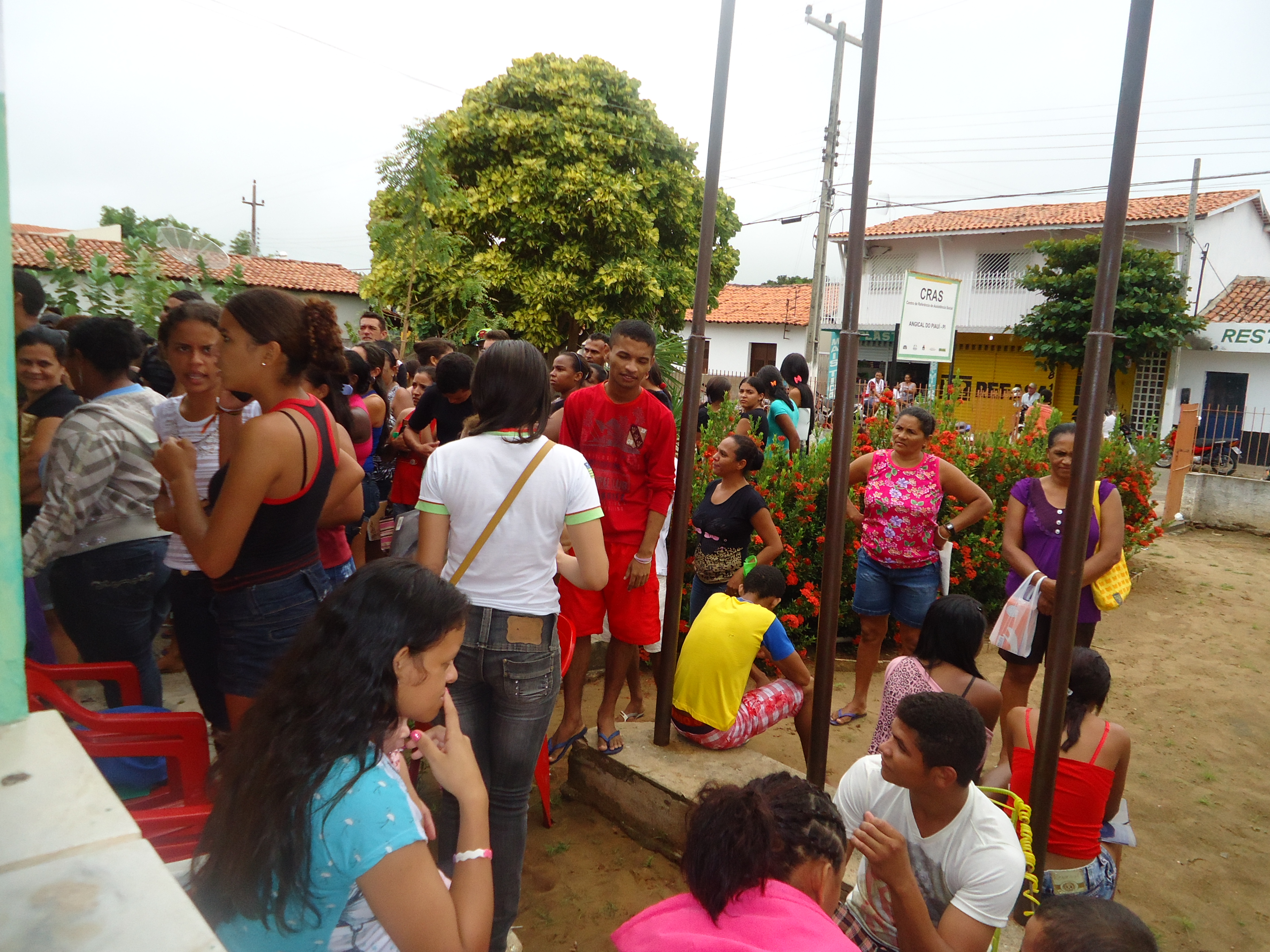 Estudantes acampam em frente o CRAS para conseguirem uma vaga pelo PRONATEC