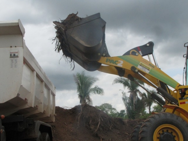 Pá carregadeira ajuda na abertura e recuperação de estrada no município de Miguel Alves - Imagem 3