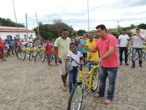 Entrega das bicicletas do programa pedala Piauí aos alunos da rede municipal de Curralinhos -PI - Imagem 42