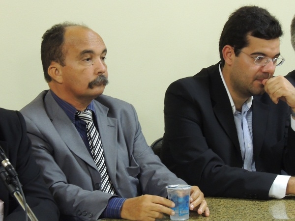                Monsenhor Gil concede titulo de cidadania a senador da república - Imagem 8