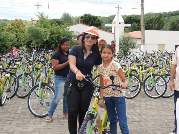 Entrega das bicicletas do programa pedala Piauí aos alunos da rede municipal de Curralinhos -PI - Imagem 48