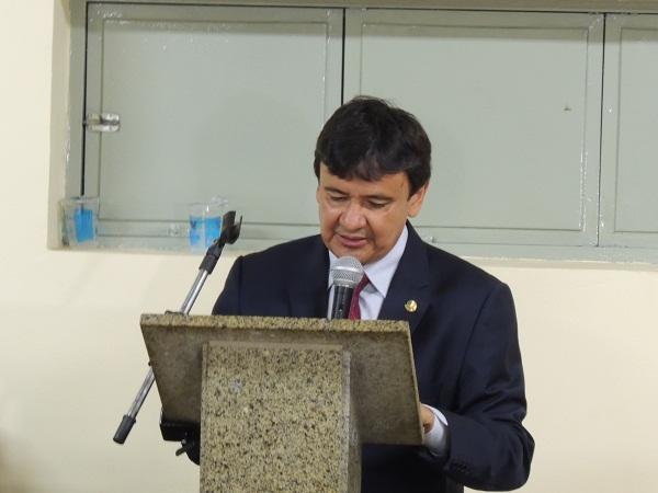                Monsenhor Gil concede titulo de cidadania a senador da república - Imagem 2