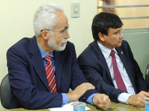                Monsenhor Gil concede titulo de cidadania a senador da república - Imagem 9