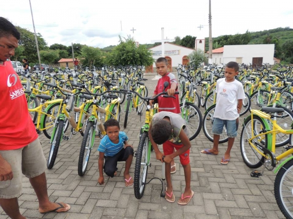 Entrega das bicicletas do programa pedala Piauí aos alunos da rede municipal de Curralinhos -PI - Imagem 49