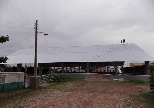 Construção da quadra poliesportiva da escola Genésio Moreira avança no município - Imagem 6