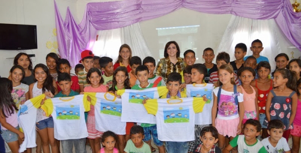 Prefeita Mocinha entrega fardamento para crianças e adolescentes do município - Imagem 4