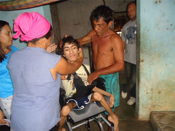 Prefeitura de Caxingó atende solicitação e entrega cadeira de rodas - Imagem 3