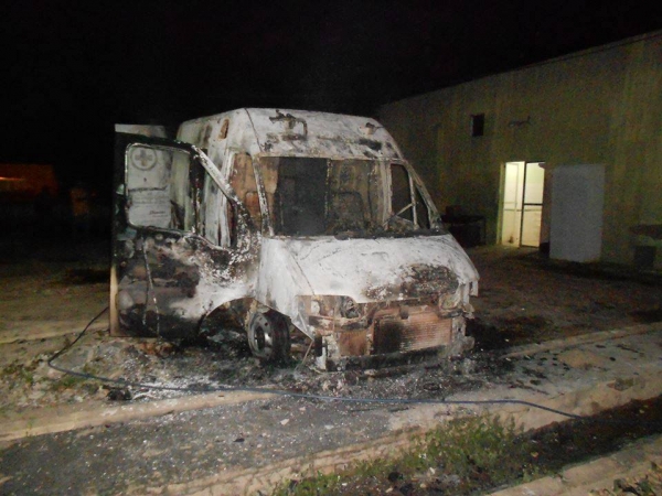 Ambulância pega fogo após dois dias no estacionamento - Imagem 3