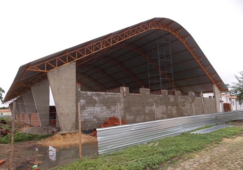 Construção da quadra poliesportiva da escola Genésio Moreira avança no município - Imagem 12
