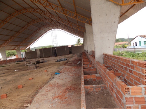Construção da quadra poliesportiva da escola Genésio Moreira avança no município - Imagem 4
