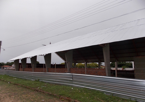 Construção da quadra poliesportiva da escola Genésio Moreira avança no município - Imagem 11