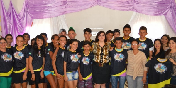 Prefeita Mocinha entrega fardamento para crianças e adolescentes do município - Imagem 13