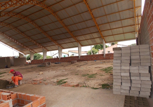 Construção da quadra poliesportiva da escola Genésio Moreira avança no município - Imagem 13
