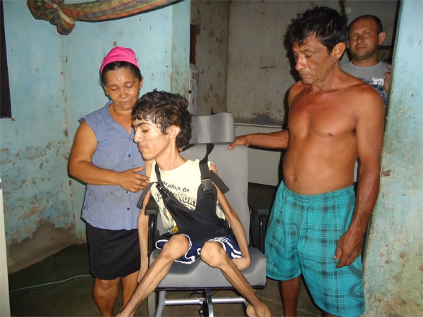 Prefeitura de Caxingó atende solicitação e entrega cadeira de rodas - Imagem 2