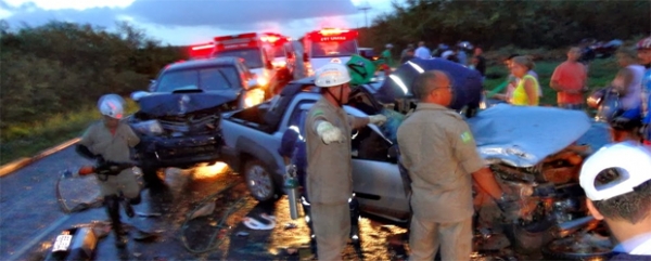 Tragédia:Colisão entre 5 veículos na BR-343 mata três motoqueiros. Foto! - Imagem 1