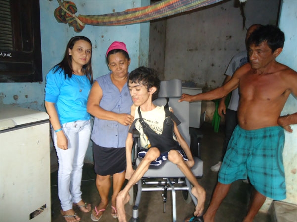 Prefeitura de Caxingó atende solicitação e entrega cadeira de rodas - Imagem 1