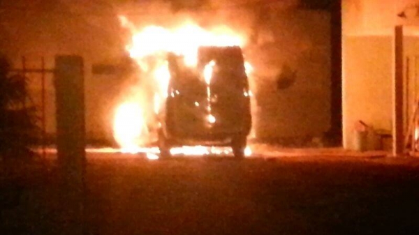 Ambulância pega fogo após dois dias no estacionamento - Imagem 1