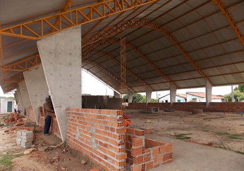 Construção da quadra poliesportiva da escola Genésio Moreira avança no município - Imagem 1