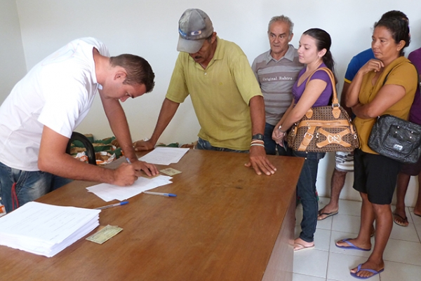 Prefeitura de Cocal entrega duas toneladas de sementes de feijão e milho para agricultores - Imagem 3