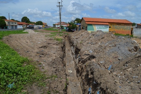 Máquina do PAC-2 é usada para abrir canal de escoamento de água em Buriti dos Lopes - Imagem 2