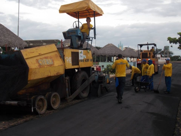 Rua da Praça de Eventos começa a receber asfalto. - Imagem 2