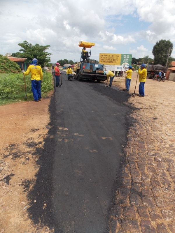 Rua da Praça de Eventos começa a receber asfalto. - Imagem 1