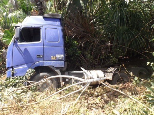 Caminhão com resíduos de óleo de soja tomba na BR 135 causando preocupação à moradores e órgãos ambientais  - Imagem 5