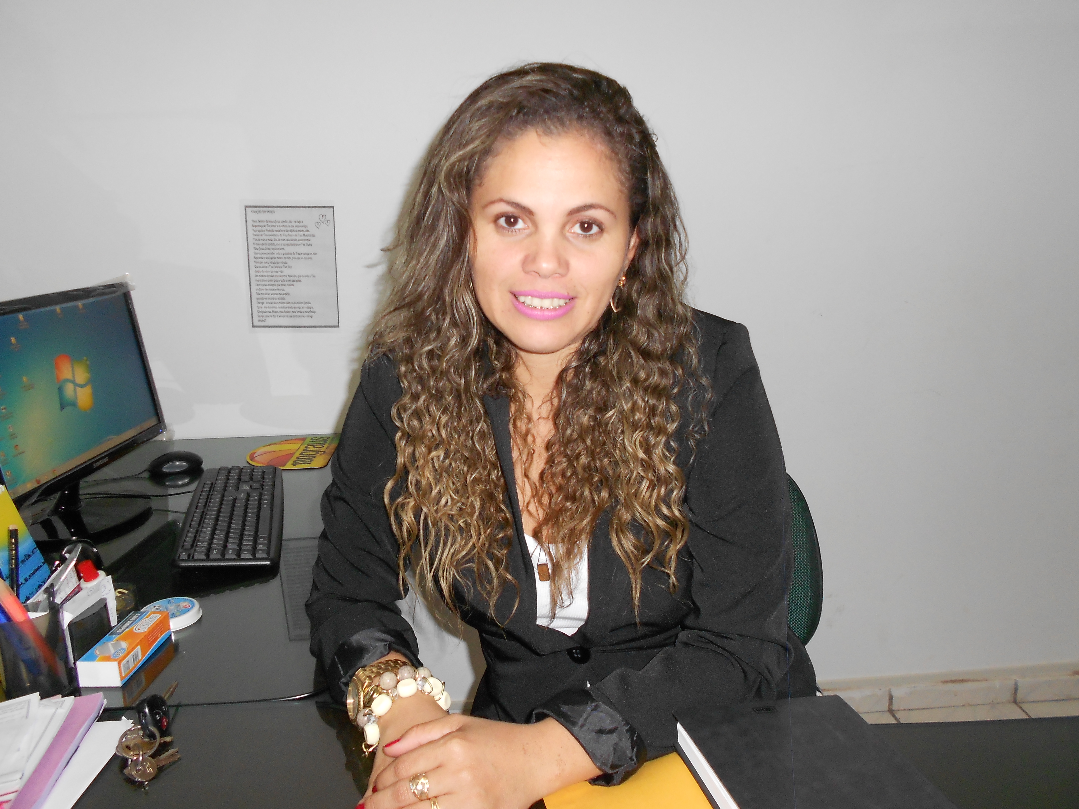 A Prefeita de Currais Claudia Lobo esclarece nota publicada pelo blogueiro de aroazes