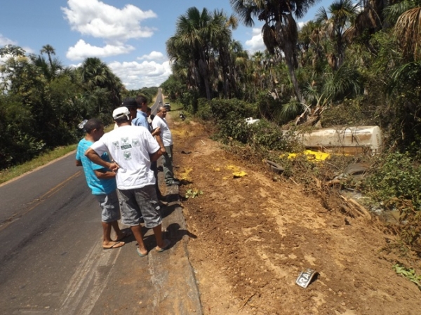 Caminhão com resíduos de óleo de soja tomba na BR 135 causando preocupação à moradores e órgãos ambientais  - Imagem 7