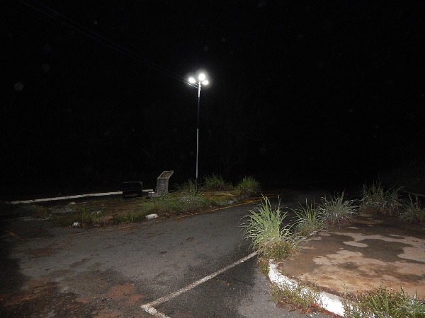 Prefeitura faz limpeza e coloca iluminação em pontos críticos para evitar acidentes 