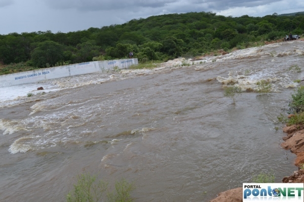 MASSAPÊ: Barragem de Caraíbas transborda e garante o abastecimento da cidade - Imagem 8