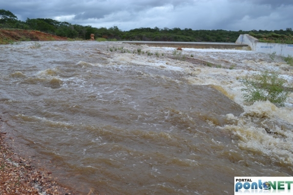 MASSAPÊ: Barragem de Caraíbas transborda e garante o abastecimento da cidade - Imagem 1