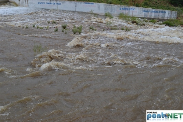 MASSAPÊ: Barragem de Caraíbas transborda e garante o abastecimento da cidade - Imagem 3