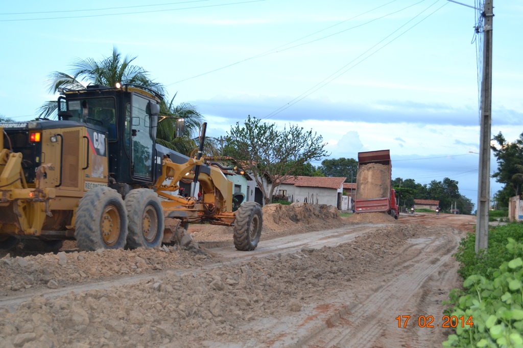 A obra de asfaltamento da PI 331 começa a receber aterro.