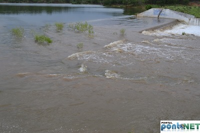 MASSAPÊ: Barragem de Caraíbas transborda e garante o abastecimento da cidade