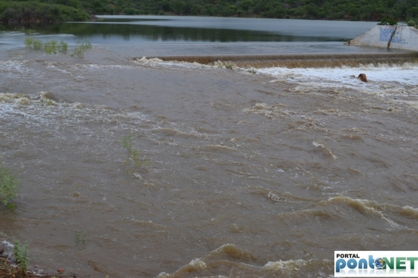 MASSAPÊ: Barragem de Caraíbas transborda e garante o abastecimento da cidade - Imagem 2