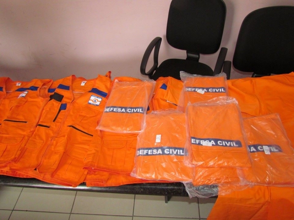 Prefeito Edílson Capote entrega equipamentos para a Secretaria da Defesa Civil - Imagem 2
