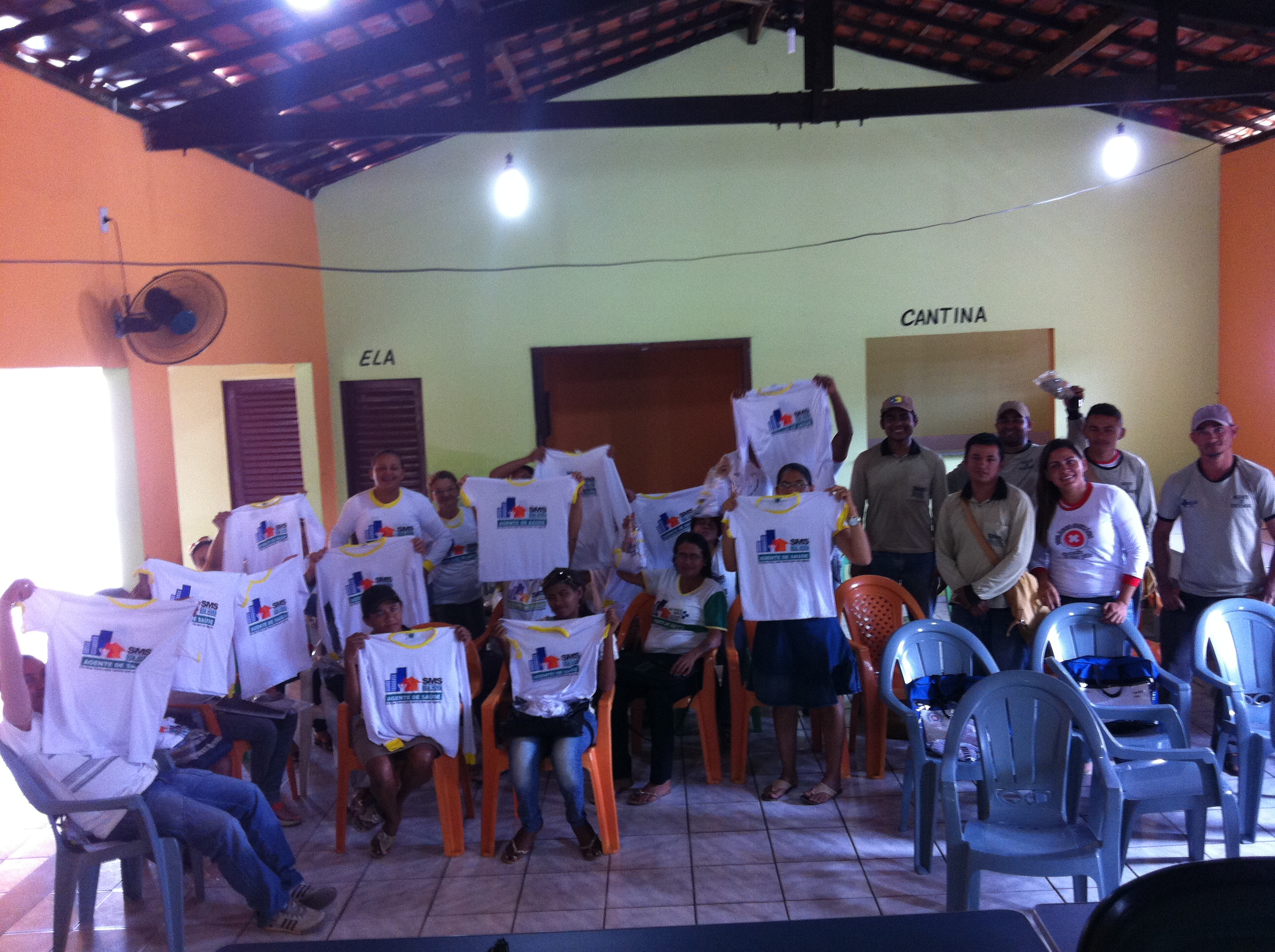 Secretaria de Saúde de Boa Hora distribui uniformes para servidores.