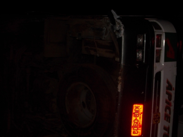 Ônibus vira em curva na PI 245 entre Isaias Coelho e Simplicio Mendes próximo a ponte do Rio Canindé. - Imagem 5