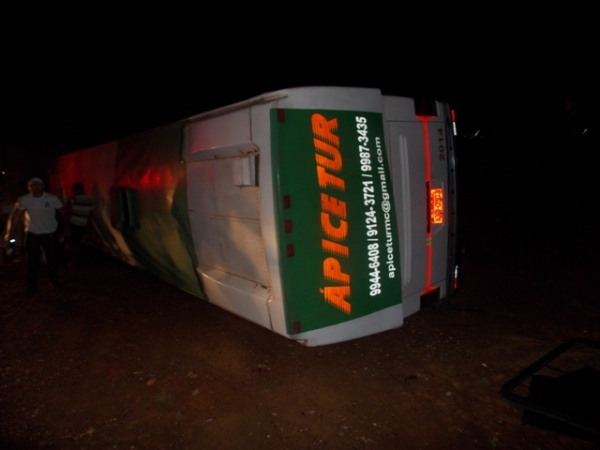 Ônibus vira em curva na PI 245 entre Isaias Coelho e Simplicio Mendes próximo a ponte do Rio Canindé. - Imagem 2