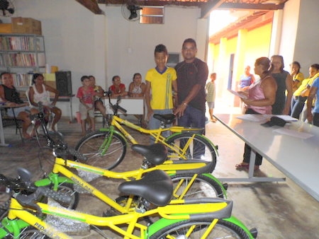 Prefeito Airton Veloso e secretária municipal de Educação, fazem entrega de bicicletas do programa pedala Piauí - Imagem 3