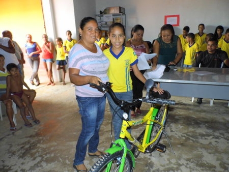 Prefeito Airton Veloso e secretária municipal de Educação, fazem entrega de bicicletas do programa pedala Piauí - Imagem 13
