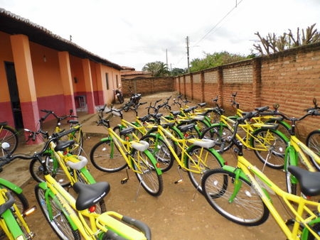 Prefeito Airton Veloso e secretária municipal de Educação, fazem entrega de bicicletas do programa pedala Piauí - Imagem 1